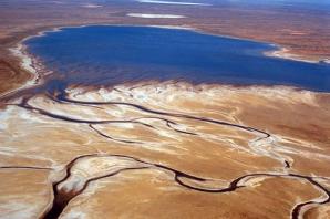 Australia_Lake_Eyre.jpg