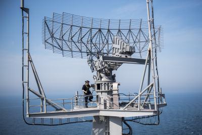SPS-49_radar_aboard_USS_Harry_S._Truman_(CVN-75)_in_March_2016.JPG